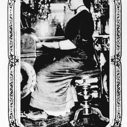 La pianiste Clotilde Coulombe assise à un piano en 1911