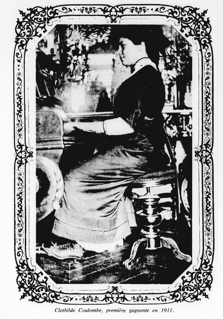 La pianiste Clotilde Coulombe assise à un piano en 1911